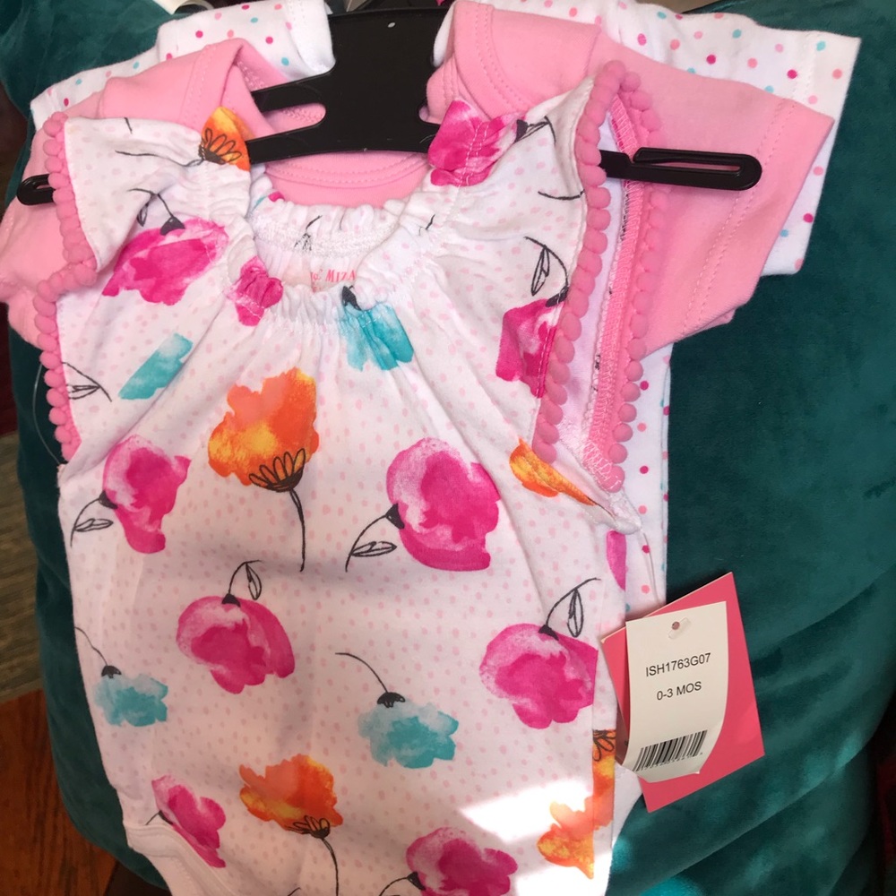 🌸 ISAAC MIZRAHI ONESIE 4- PIECES SET SIZE: 0-3 🌸